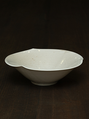 竹下努さんの青白磁三ﾂ輪花パスタ鉢（7寸）