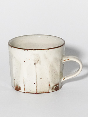 角掛政志さんの粉引面取マグ