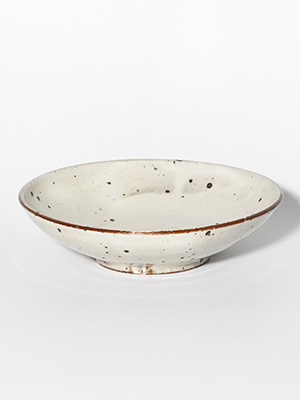 角掛政志さんの粉引浅鉢