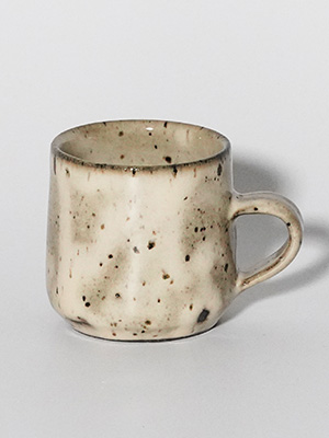 角掛政志さんの長石釉マグ
